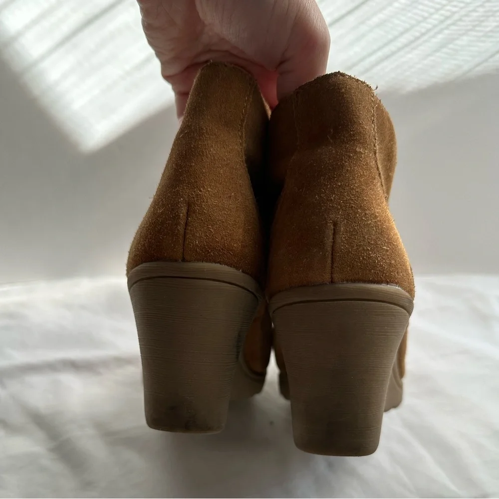 White Mountain Brown Suede Velvet size 7.5